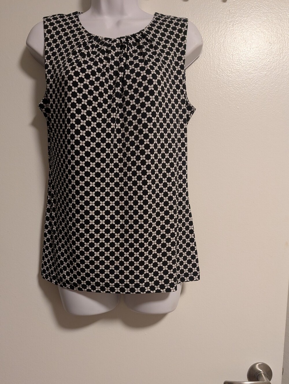Tahari Black White Sleeveless Pullover Small Top